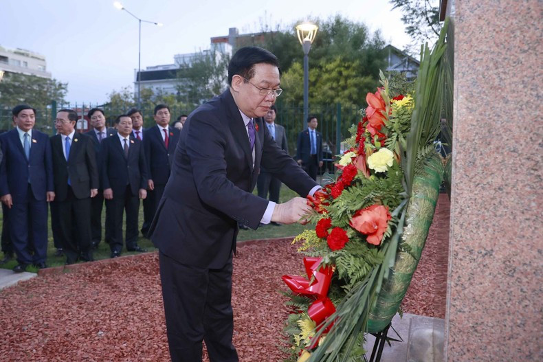 越南国会主席王廷惠一行当地时间4月23下午在首都布宜诺斯艾利斯的胡志明主席塑像敬献花圈。 越南国会主席王廷惠一行当地时间4月23下午在首都布宜诺斯艾利斯的胡志明主席塑像敬献花圈。