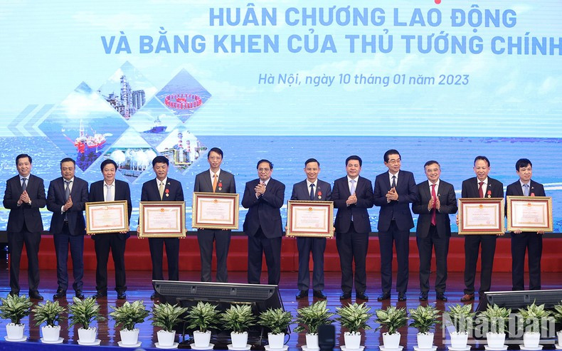 范明正总理与越南国家油气集团领导班子和取得优异成绩的个人。 范明正总理与越南国家油气集团领导班子和取得优异成绩的个人。