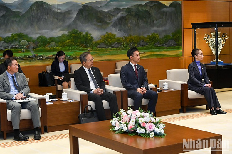 日本公明党成员出席会见。