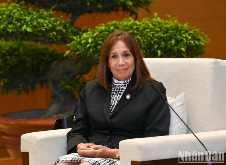 古巴全国人民政权代表大会副主席安娜·玛丽亚·马里·马查多发表讲话。