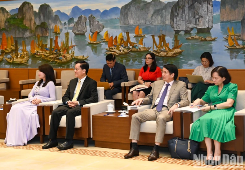 越南代表出席会见。