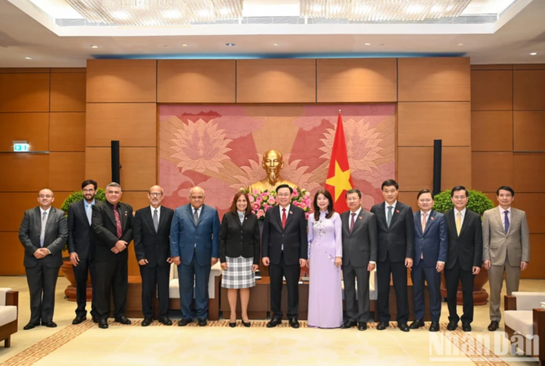 双方代表合影。