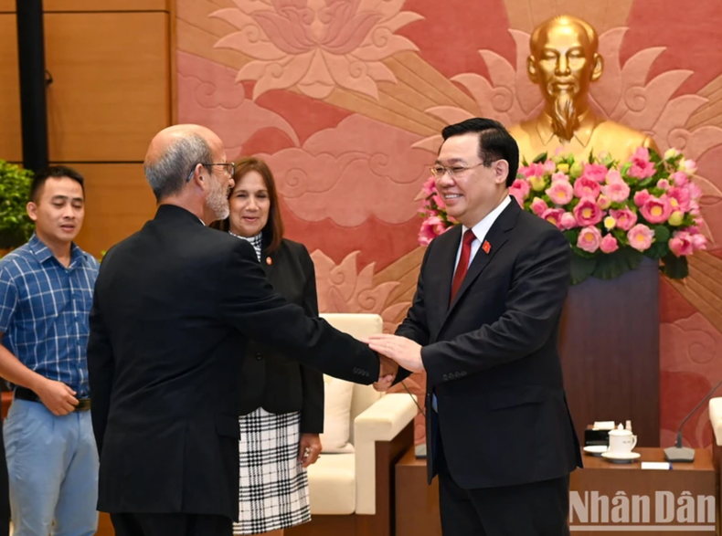 国会主席王廷惠和古巴全国人民政权代表大会代表团团员。