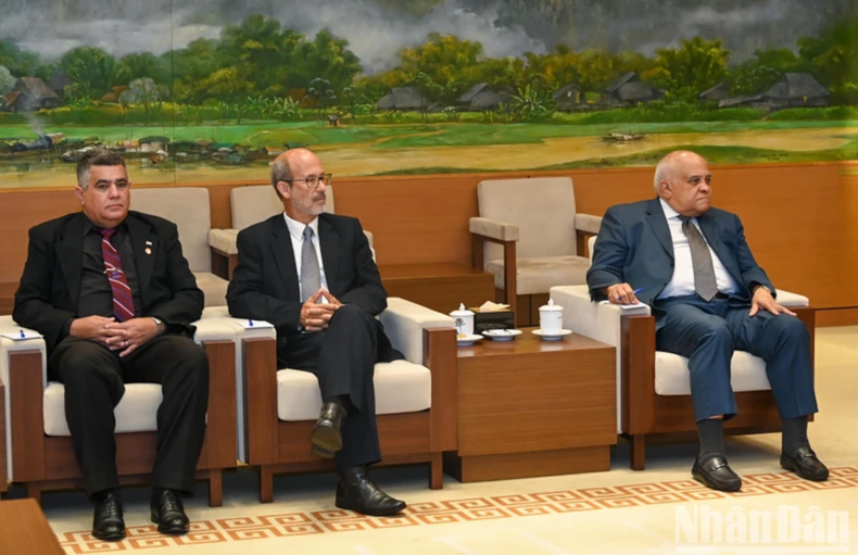 古巴代表团团员出席会见。