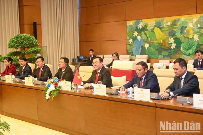 国会主席王廷惠和越方代表团团员。