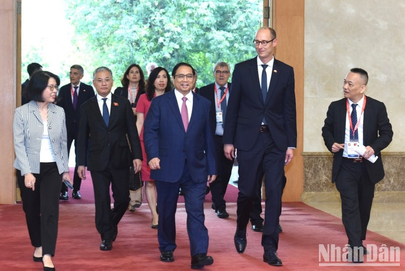 范明正总理和瑞士联邦议会国民院议长马丁·堪迪纳斯。