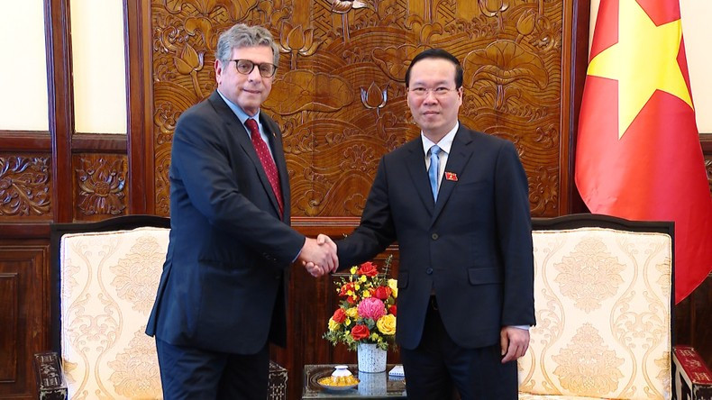 越南国家主席武文赏和巴西新任驻越大使马尔科·法拉尼。 越南国家主席武文赏和巴西新任驻越大使马尔科·法拉尼。