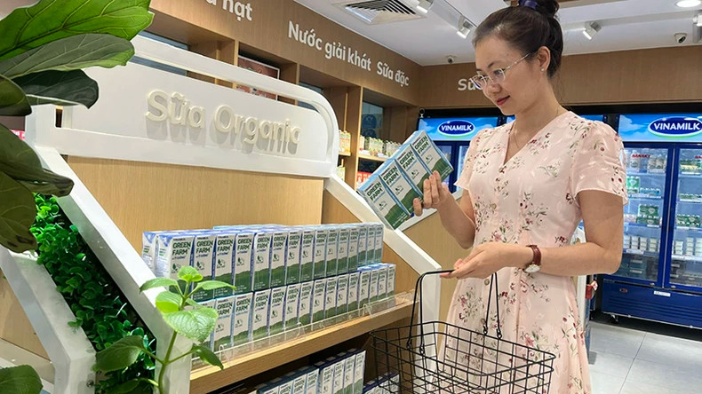 Vinamilk绿色农场鲜奶多年来颇受消费者欢迎。 Vinamilk绿色农场鲜奶多年来颇受消费者欢迎。