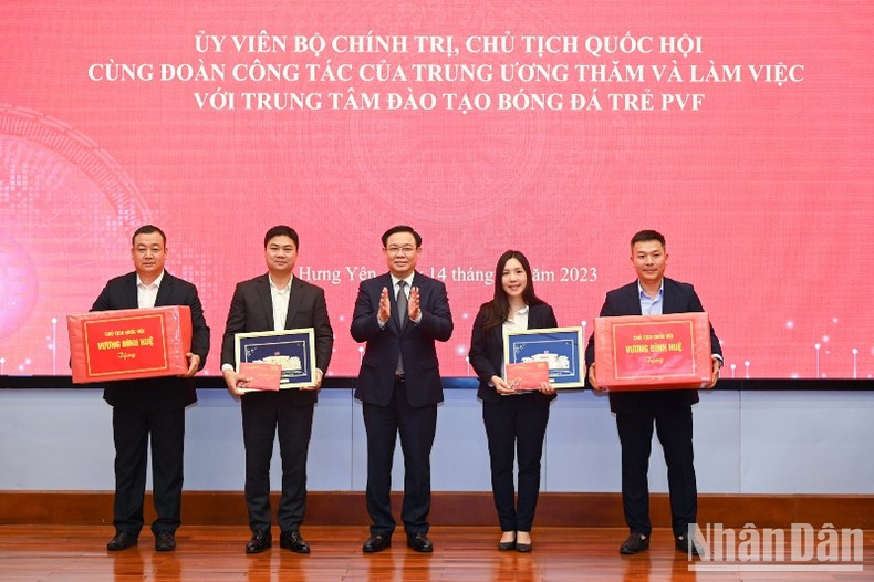 越南国会主席王廷惠造访PVF青少年足球训练中心【组图】 ảnh 8