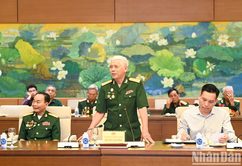 义安省被敌人逮捕和监禁的老革命战士协会副主席阮文功在见面会上发表讲话。 义安省被敌人逮捕和监禁的老革命战士协会副主席阮文功在见面会上发表讲话。