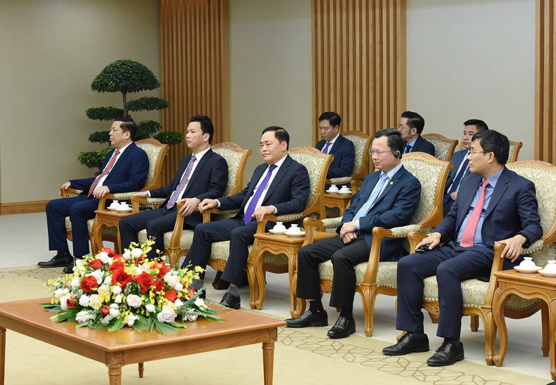 越南各部委、机构及部分省份领导代表出席会见。