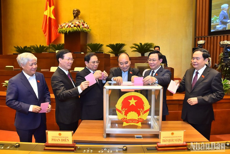 国家主席阮春福、政府总理范明正、国会主席王廷惠、中央书记处常务书记武文赏、国会常务副主席陈青敏及越南祖国阵线中央委员会主席杜文战表决批准任命政府副总理职务。 国家主席阮春福、政府总理范明正、国会主席王廷惠、中央书记处常务书记武文赏、国会常务副主席陈青敏及越南祖国阵线中央委员会主席杜文战表决批准任命政府副总理职务。