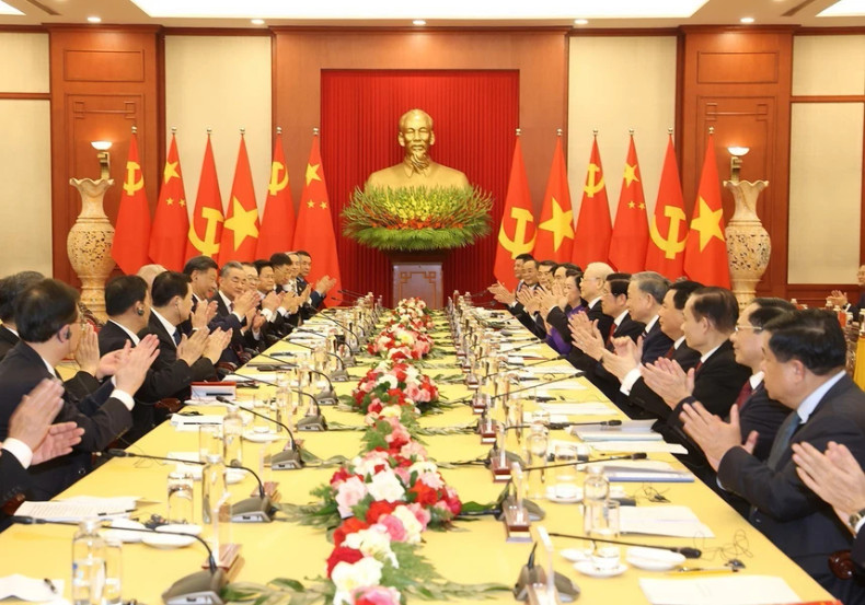 越共中央总书记阮富仲同中共中央总书记、中国国家主席习近平举行会谈。(图片来源:越通社) 越共中央总书记阮富仲同中共中央总书记、中国国家主席习近平举行会谈。(图片来源:越通社)