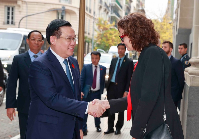 越南国会主席王廷惠前来出席越南—阿根廷企业论坛。 越南国会主席王廷惠前来出席越南—阿根廷企业论坛。