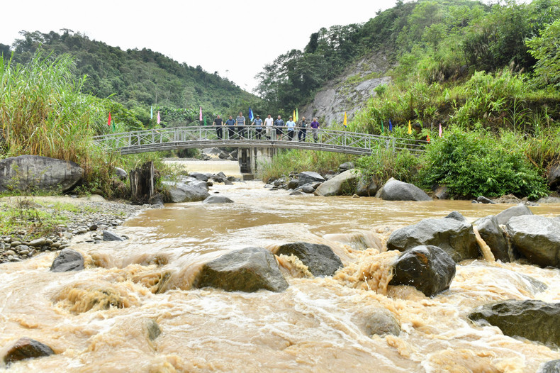 《人民报》社和赞助商的爱心桥梁将为帮助这里的人民缓解一些生活困难,特别是人民的出行、工作、子女上学等方面做出贡献。 《人民报》社和赞助商的爱心桥梁将为帮助这里的人民缓解一些生活困难,特别是人民的出行、工作、子女上学等方面做出贡献。
