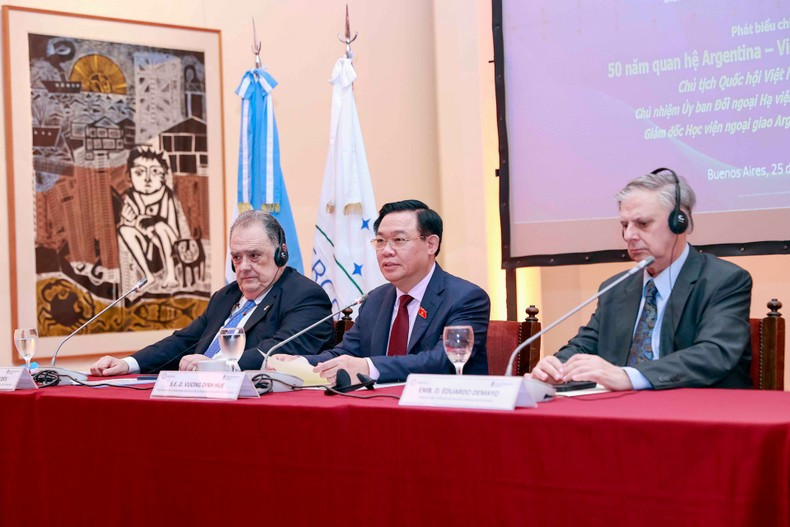越南国会主席王廷惠,阿根廷外交学院院长爱德华多·莱昂内尔·德马约大使,众议院对外委员会主任爱德华多·巴尔德斯出席庆典。 越南国会主席王廷惠,阿根廷外交学院院长爱德华多·莱昂内尔·德马约大使,众议院对外委员会主任爱德华多·巴尔德斯出席庆典。