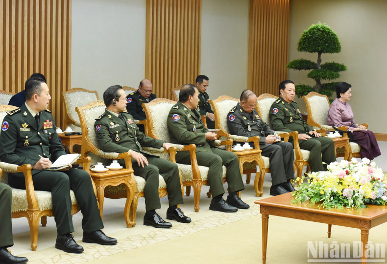 柬埔寨代表团团员出席会见。