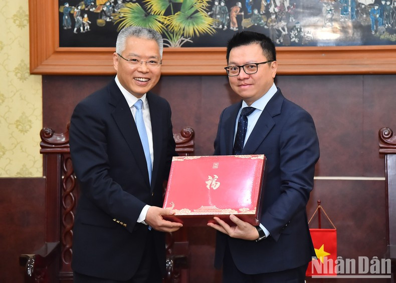 胡兆明同志向黎国明同志赠送礼物。 胡兆明同志向黎国明同志赠送礼物。