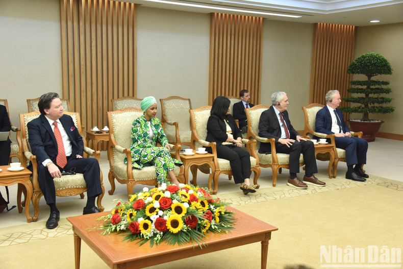 陪同美国俄勒冈州参议员杰夫·默克利的代表。