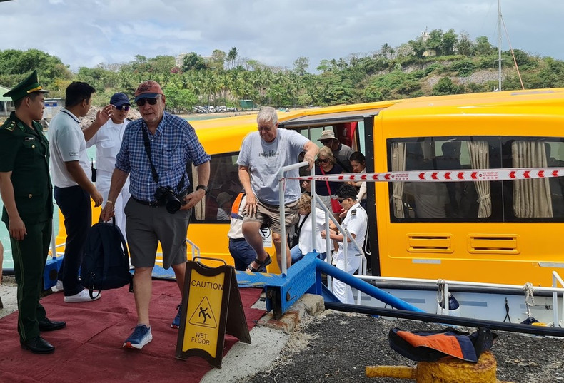 游客上岸参观芽庄市。 游客上岸参观芽庄市。