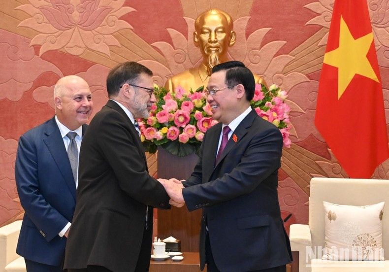 越南国会主席王廷惠和与会代表。 越南国会主席王廷惠和与会代表。