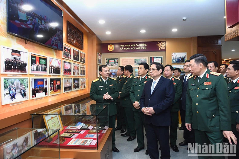 范明正总理参观国防学院传统展示厅。 范明正总理参观国防学院传统展示厅。