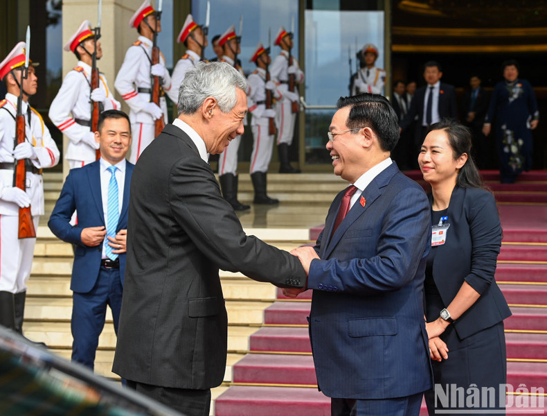 国会主席王廷惠在会见结束后欢送李显龙总理。 国会主席王廷惠在会见结束后欢送李显龙总理。