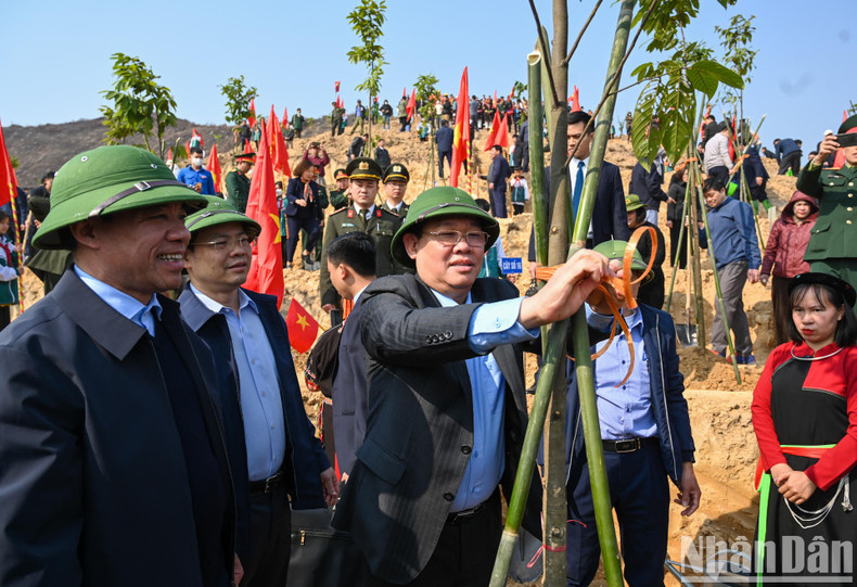 国会主席王廷惠和各位代表在启动仪式上植树。 国会主席王廷惠和各位代表在启动仪式上植树。
