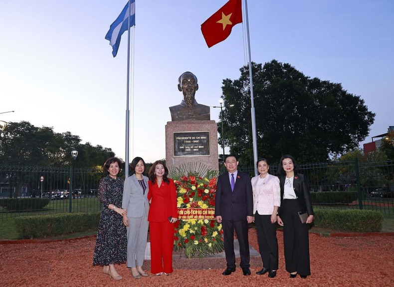 越南国会主席王廷惠和与会代表在胡志明主席塑像合影留念。 越南国会主席王廷惠和与会代表在胡志明主席塑像合影留念。