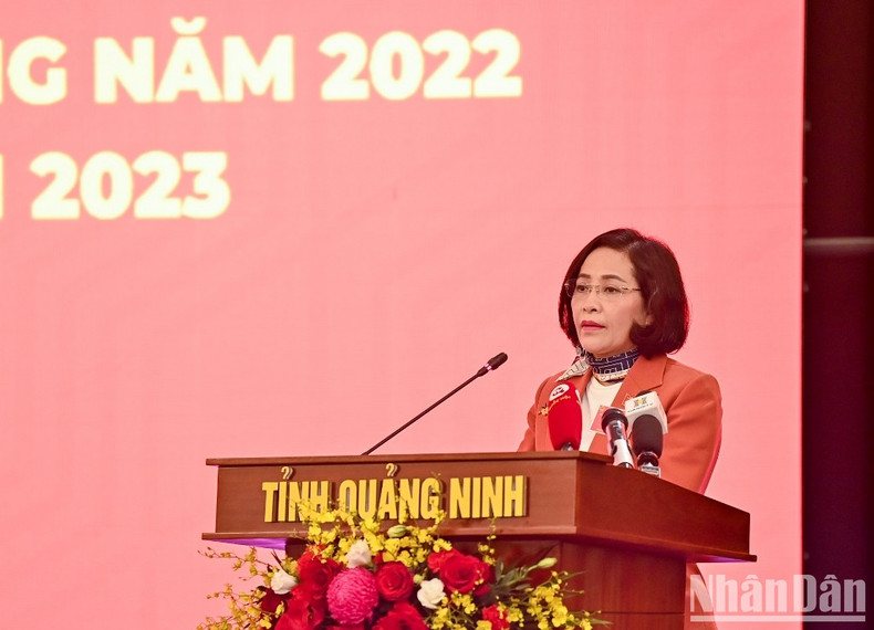 国会代表工作委员会主任阮氏青在会议上作报告。 国会代表工作委员会主任阮氏青在会议上作报告。