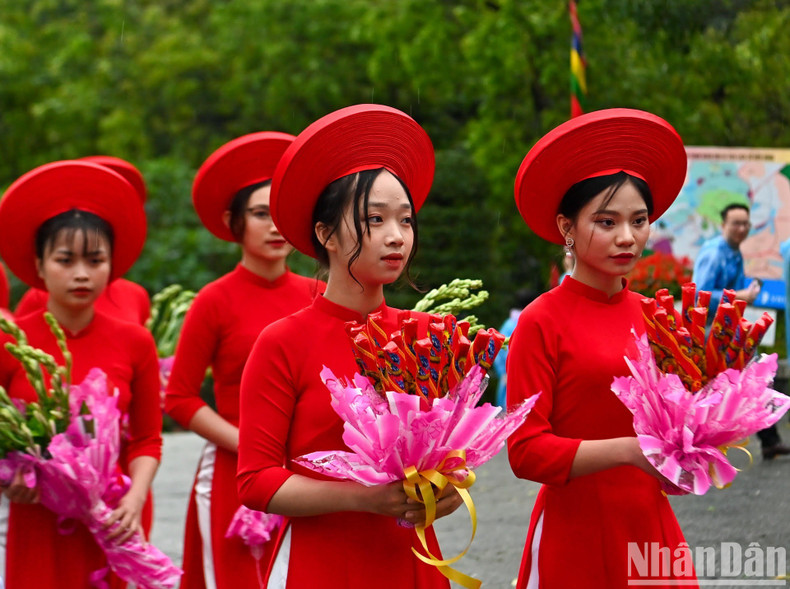 少女们为雄王上香献花。 少女们为雄王上香献花。