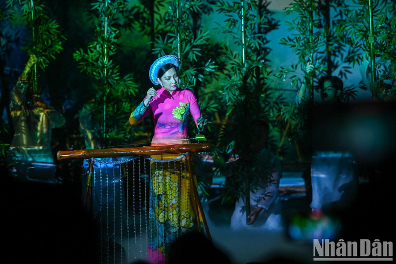 优秀艺人丽江的越南独弦琴演奏节目。 优秀艺人丽江的越南独弦琴演奏节目。