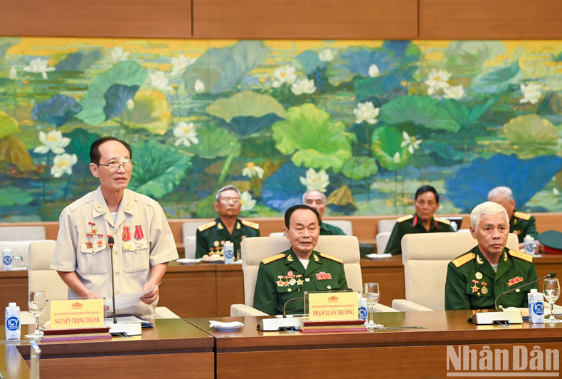 义安省被敌人逮捕和监禁的老革命战士协会主席阮重诚在见面会上作报告。 义安省被敌人逮捕和监禁的老革命战士协会主席阮重诚在见面会上作报告。