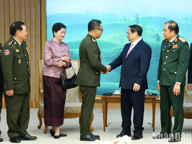 范明正总理欢送柬埔寨副首相兼国防大臣迪西哈。