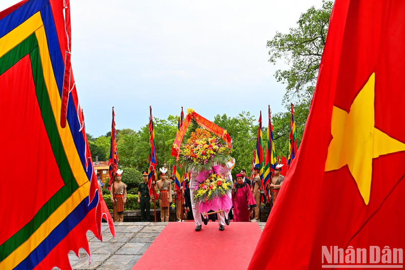 党、国家领导人和各位代表敬献花圈,缅怀胡志明主席和为祖国牺牲的各位战士。 党、国家领导人和各位代表敬献花圈,缅怀胡志明主席和为祖国牺牲的各位战士。