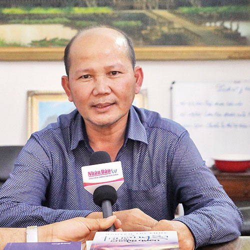 柬埔寨皇家科学院专家乌奇·莱昂 在当选联合国人权理事会成员国一事打下新的烙印,肯定了越南的声望和地位,展示了越南党、国家的战略思维和有效的对外路线。越南将圆满完成联合国人权理事会成员国任期,与国际社会一道为建设和平世界和保障人权而努力。 柬埔寨皇家科学院专家乌奇·莱昂 在当选联合国人权理事会成员国一事打下新的烙印,肯定了越南的声望和地位,展示了越南党、国家的战略思维和有效的对外路线。越南将圆满完成联合国人权理事会成员国任期,与国际社会一道为建设和平世界和保障人权而努力。
