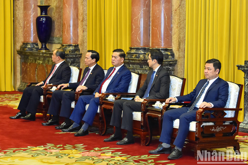 出席会见的越南代表团。