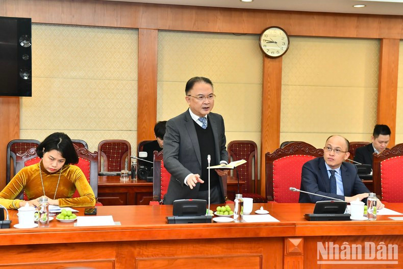 越南驻外代表机构一位首席代表发表讲话。