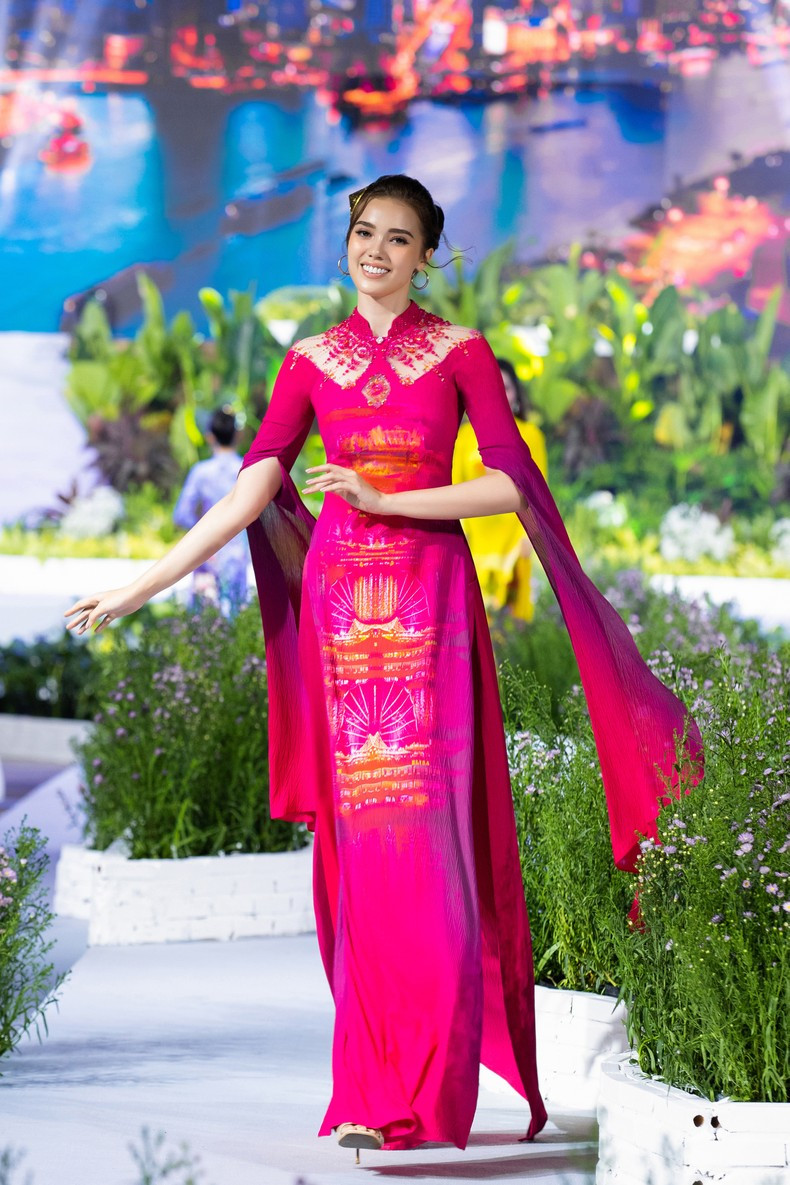 2023年魅力小姐亚军安娜贝尔·梅·麦克唐纳身穿粉红色“远东之玉”奥黛系列的设计。 2023年魅力小姐亚军安娜贝尔·梅·麦克唐纳身穿粉红色“远东之玉”奥黛系列的设计。