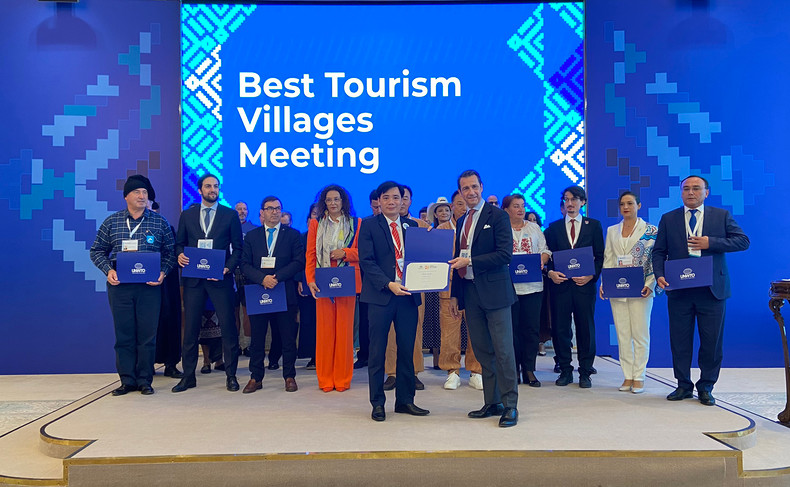 联合国世界旅游组织代表向广平省人民委员会颁发“最佳旅游乡村”奖。 联合国世界旅游组织代表向广平省人民委员会颁发“最佳旅游乡村”奖。