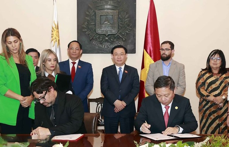 首都蒙得维的亚与胡志明市签署合作意向书。 首都蒙得维的亚与胡志明市签署合作意向书。