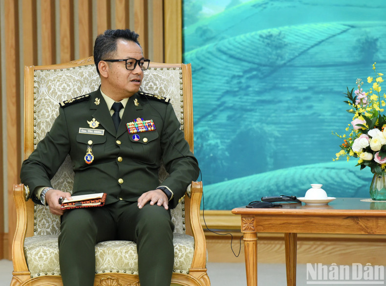 柬埔寨副首相兼国防大臣迪西哈大将发表讲话。