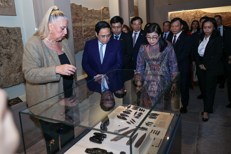 越南政府总理范明正和夫人参观土耳其安纳托利亚文明史博物馆。(图片来源:VGP) 越南政府总理范明正和夫人参观土耳其安纳托利亚文明史博物馆。(图片来源:VGP)