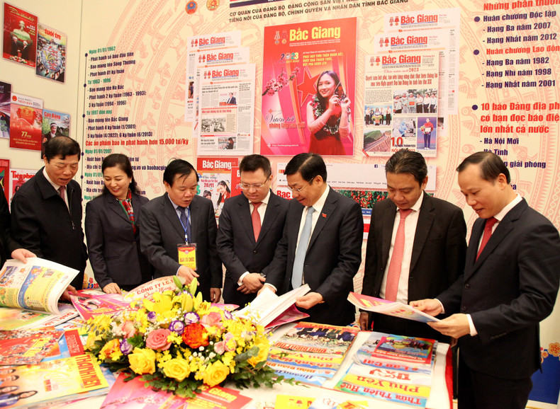 各位代表参观北江省癸卯年春节特刊展。(耀玉 摄) 各位代表参观北江省癸卯年春节特刊展。(耀玉 摄)