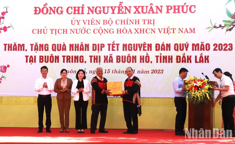 阮春福主席向奔胡市安乐坊征村同胞赠送礼物。 阮春福主席向奔胡市安乐坊征村同胞赠送礼物。