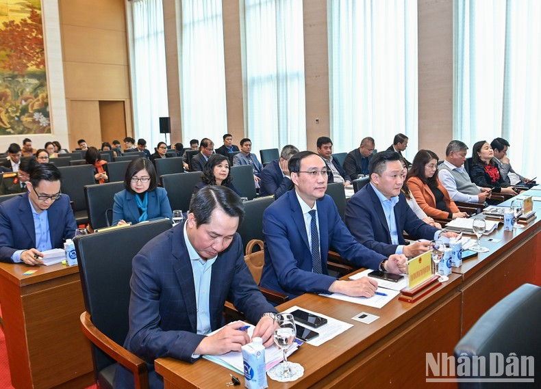 各部委、单位领导及与会代表。 各部委、单位领导及与会代表。