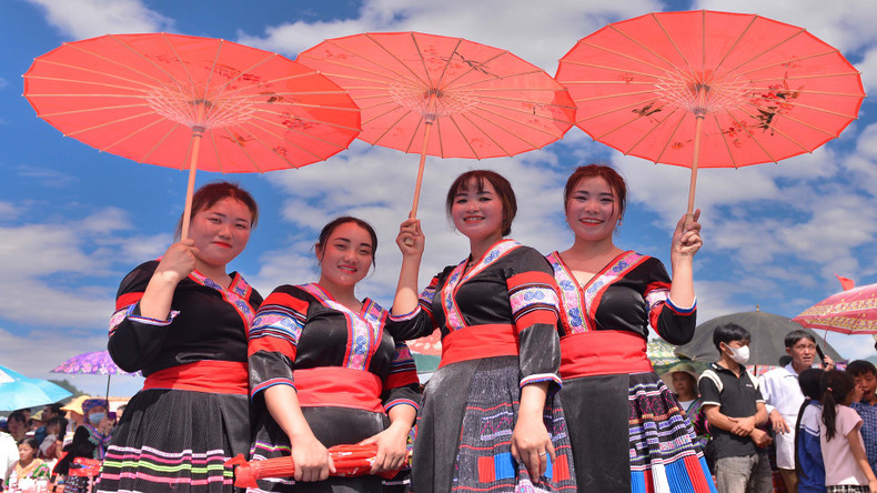 赫蒙族青年们为参赛者加油。 赫蒙族青年们为参赛者加油。