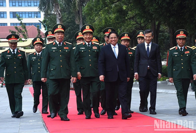越南政府总理范明正造访国防学院。 越南政府总理范明正造访国防学院。