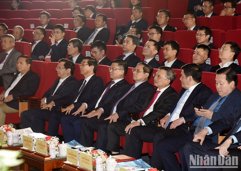 范明正总理和与会代表。 范明正总理和与会代表。