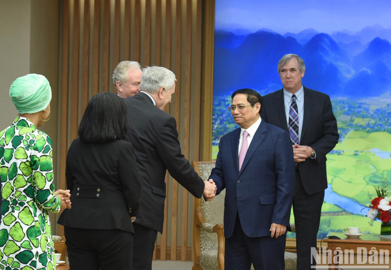 范明正总理欢送参议员杰夫·默克利代表团团员。